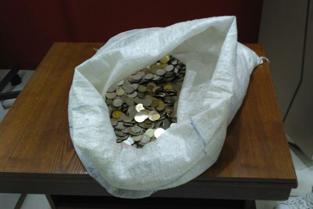 Житель Магнитогорска получил 65 килограммов денег от магазина за сломанные часы Житель Магнитогорска получил 65 килограммов денег от магазина за сломанные часы