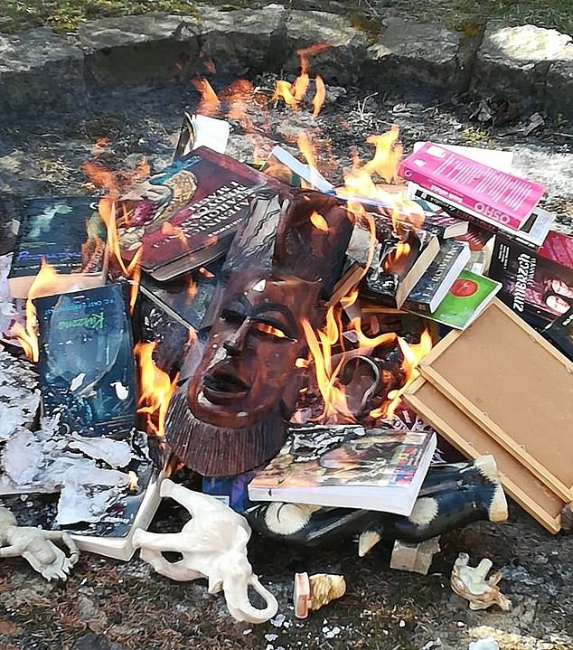 Католические священники в Польше сожгли книги о вампирах и волшебниках