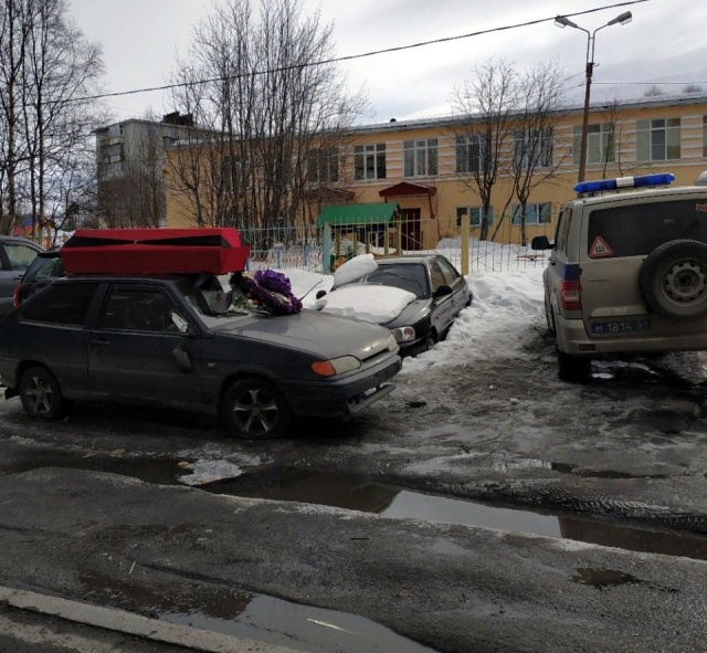 Полиция Мурманска выясняет, почему вандалы установили гроб на крышу автомобиля
