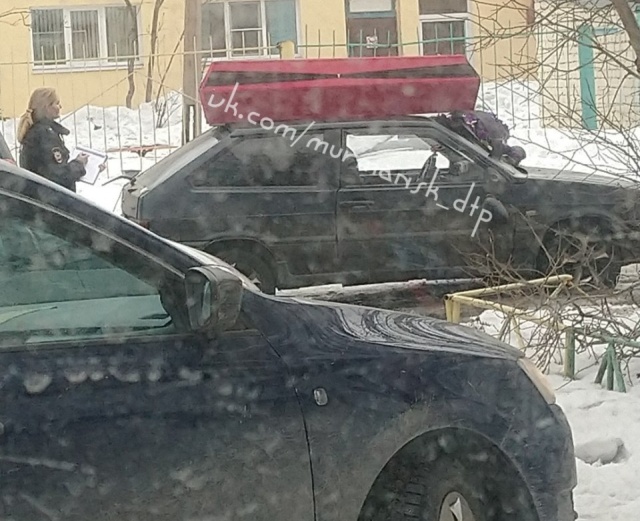 Полиция Мурманска выясняет, почему вандалы установили гроб на крышу автомобиля