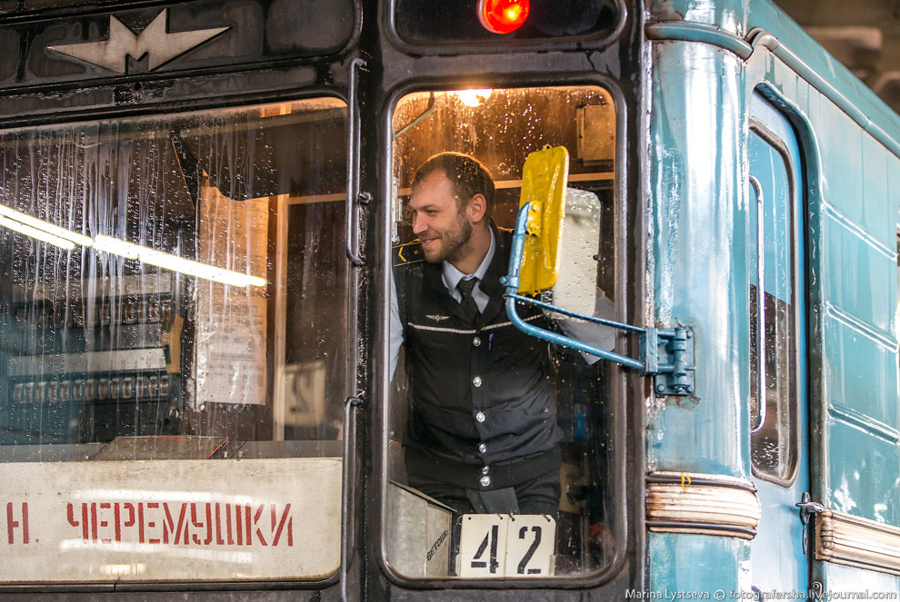 Как моют вагоны метро Как моют вагоны метро