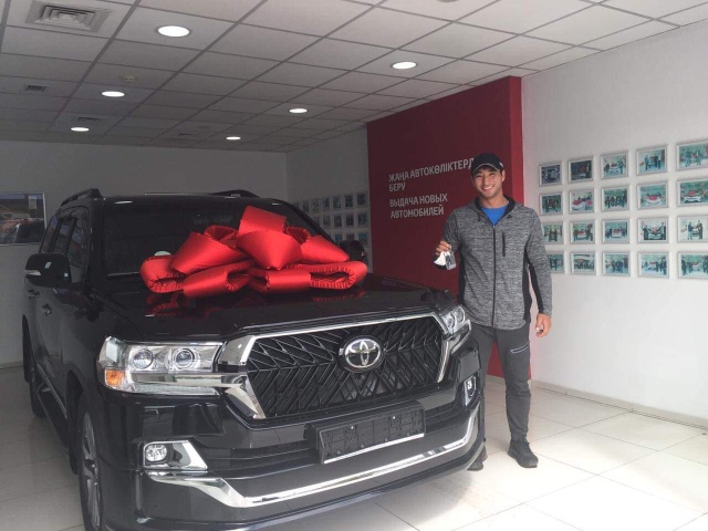 Казахстанскому спортсмену Кыдыргали Онгарбаеву подарили новенький Toyota Land Cruiser