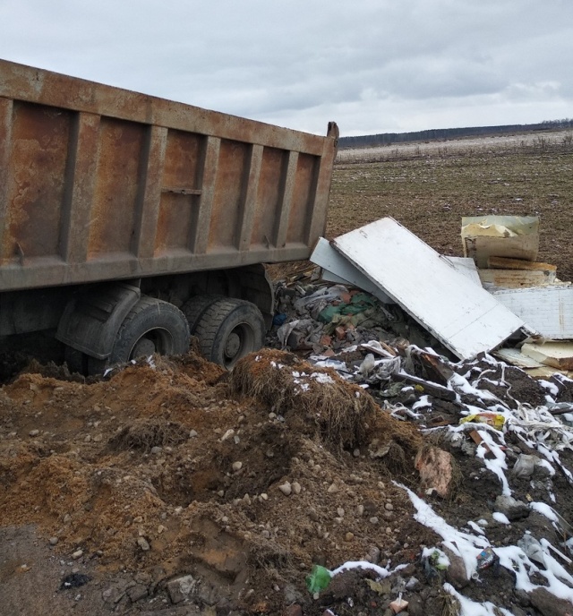 Водители не оставили безнаказанным "вывоз" строительного мусора