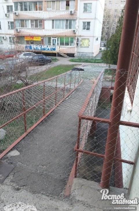 В Ростове-на-Дону пандус для инвалидов зашили металлической сеткой