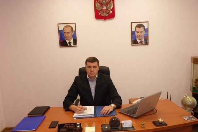 "Пасхалка" на официальном фото Александра Зотова - главы Расковского муниципального образования Саратовской области