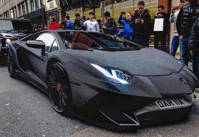 Спорткар Lamborghini Aventador был украшен 2 миллионами кристаллами Swarovski