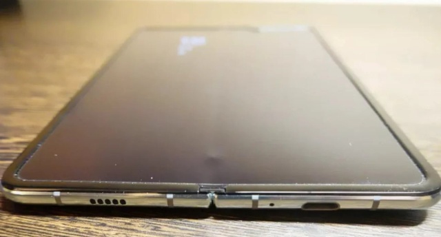 Экраны на Samsung Galaxy Fold начали ломаться еще до старта продаж Экраны на Samsung Galaxy Fold начали ломаться еще до старта продаж