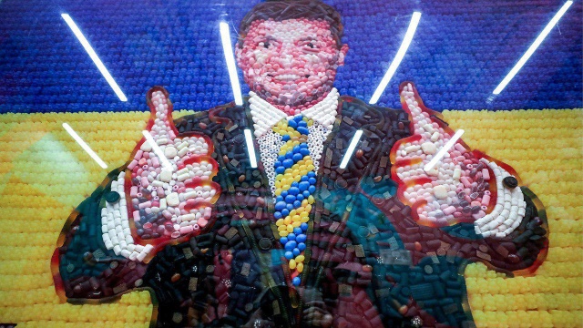 Портрет Владимира Зеленского из конфет фабрики Петра Порошенка