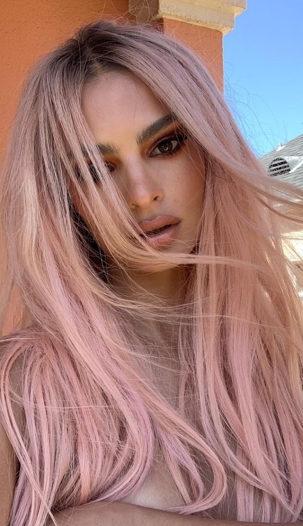 Секрет идеального топлес-селфи от Эмили Ратаковски