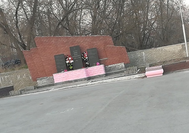 Жителей Нижегородской области удивил цвет мемориала героям ВОВ