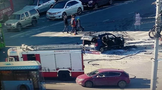 В центре Архангельска после аварии сгорел автомобиль
