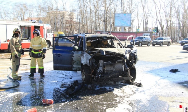 В центре Архангельска после аварии сгорел автомобиль