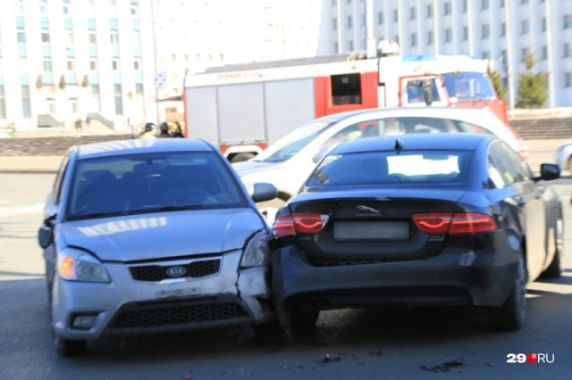 В центре Архангельска после аварии сгорел автомобиль
