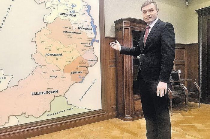 Губернатор Хакасии и министры увеличили надбавки к своим зарплатам в 4 раза