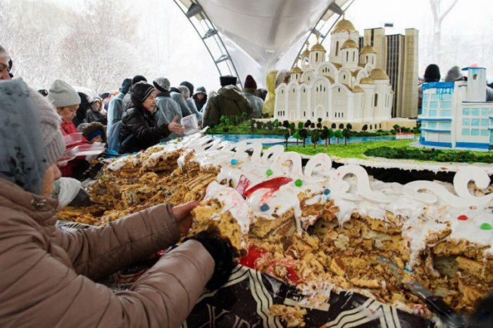 В Екатеринбурге испекли 4-тонный кулич. Люди распихивали его по сумкам