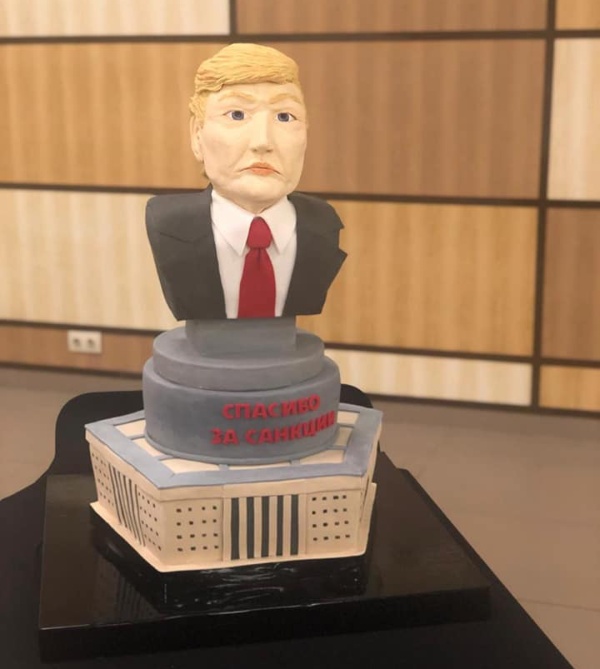 Журналисты ГТРК "Крым" съели торт в виде головы Дональда Трампа