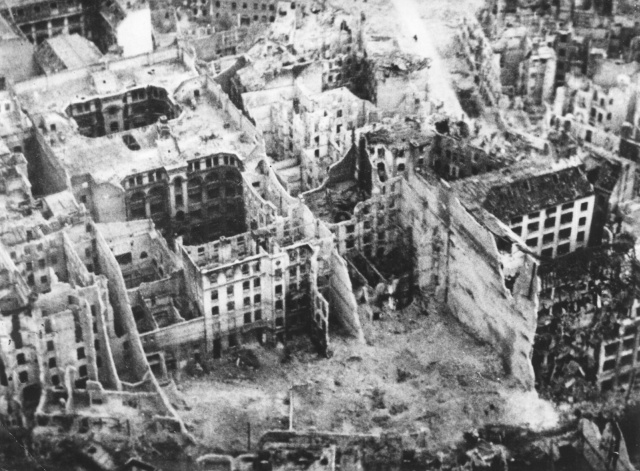 Разрушенный Берлин: фотографии 1945 года