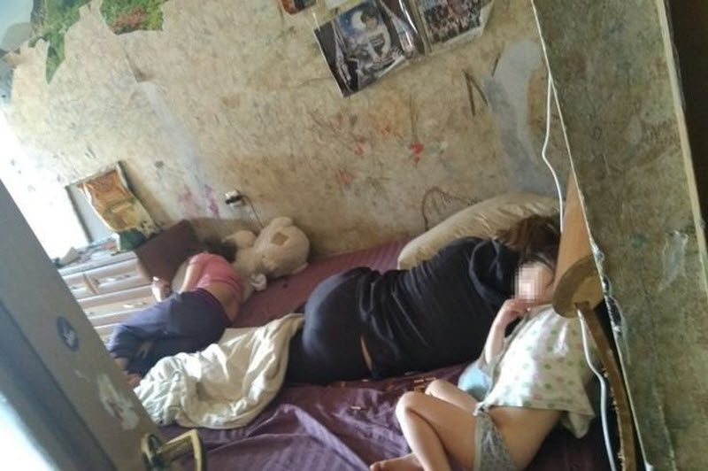 В питерской квартире среди гор дерьма выживали дети