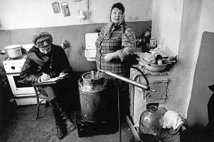 Сцены, которые были вырезаны из советских фильмов в период антиалкогольной кампании Сцены, которые были вырезаны из советских фильмов в период антиалкогольной кампании