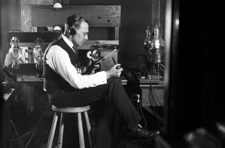 Для чего радиоведущие в прошлые времена надевали смокинги?