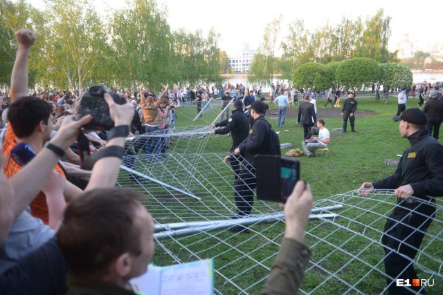 Жители Екатеринбурга протестуют против строительства храма в сквере у Театра драмы