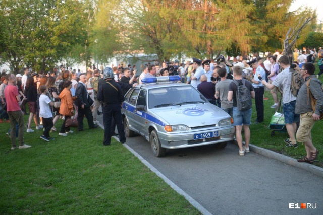 Жители Екатеринбурга протестуют против строительства храма в сквере у Театра драмы
