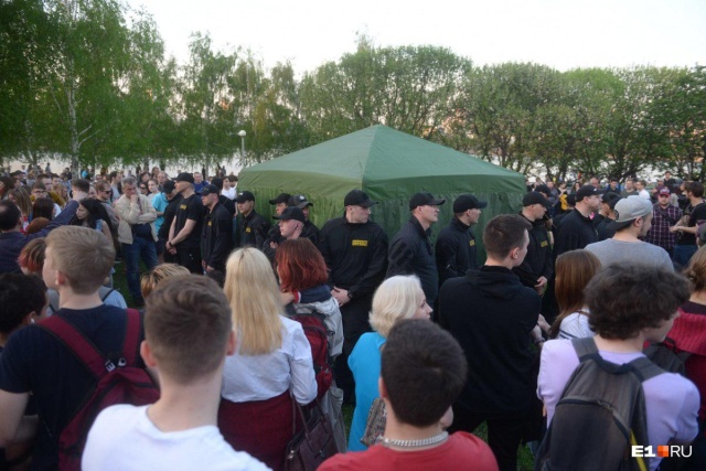 Жители Екатеринбурга протестуют против строительства храма в сквере у Театра драмы