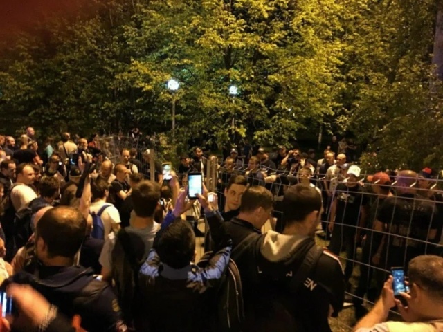 Жители Екатеринбурга протестуют против строительства храма в сквере у Театра драмы
