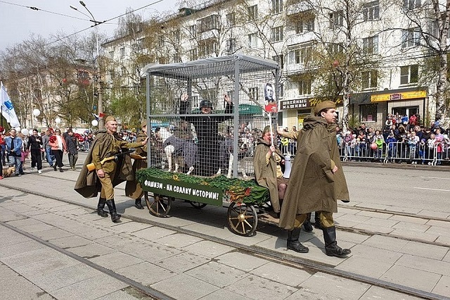 Театральный перформанс на параде Победы в Нижнем Тагиле