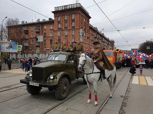 Театральный перформанс на параде Победы в Нижнем Тагиле