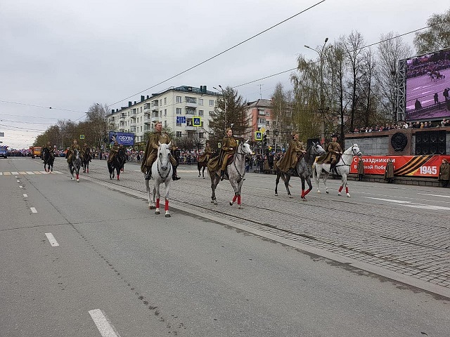 Театральный перформанс на параде Победы в Нижнем Тагиле