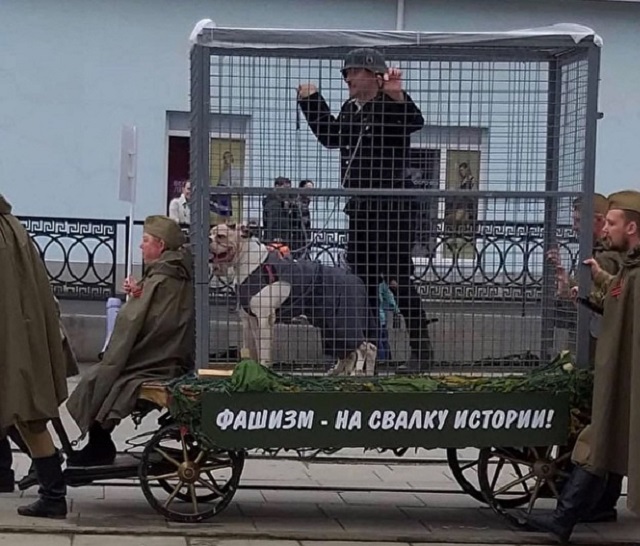 Театральный перформанс на параде Победы в Нижнем Тагиле