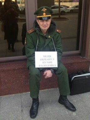  На фоне Крым наш и сирийских викторий российский офицер обьявил голодовку и 22 сутки выходит на одиночный пикет у администрации президента