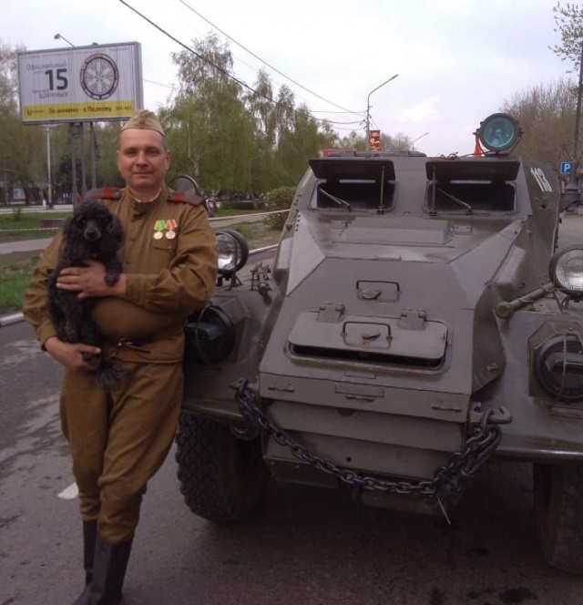 Мужчина из Новоалтайска ездит на работу на БТРе 1949 года Мужчина из Новоалтайска ездит на работу на БТРе 1949 года