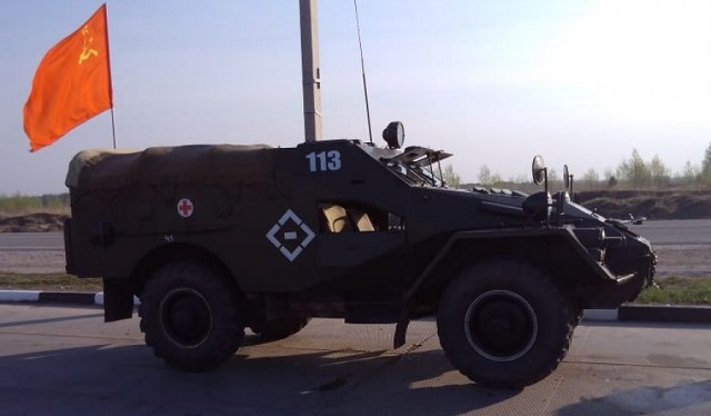 Мужчина из Новоалтайска ездит на работу на БТРе 1949 года Мужчина из Новоалтайска ездит на работу на БТРе 1949 года