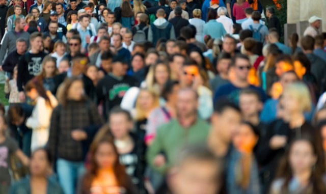 Прослойку населения между малоимущими и богатыми принято называть средним классом    