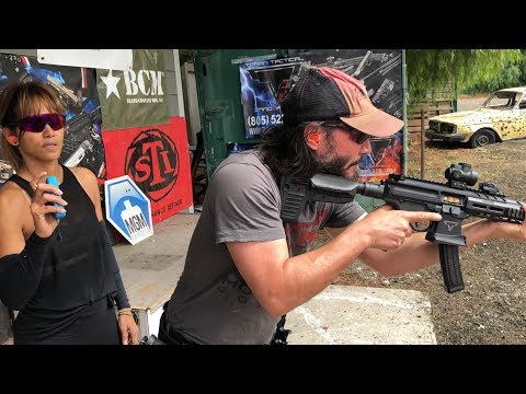Киану Ривз сдаёт зачёты по стрельбе