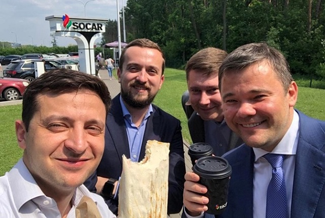 Зеленский посоветовал чиновникам есть шаурму, чтобы "быть ближе к народу"