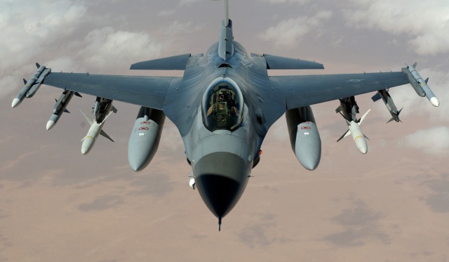 Боевой истребитель F-16 врезался в крышу склада в Калифорнии