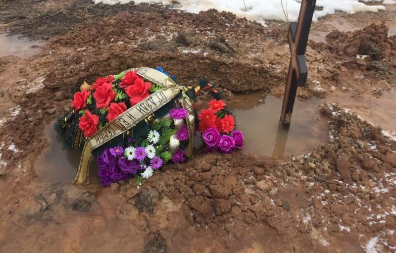 На кладбище Ржева покойников приходится хоронить среди болота