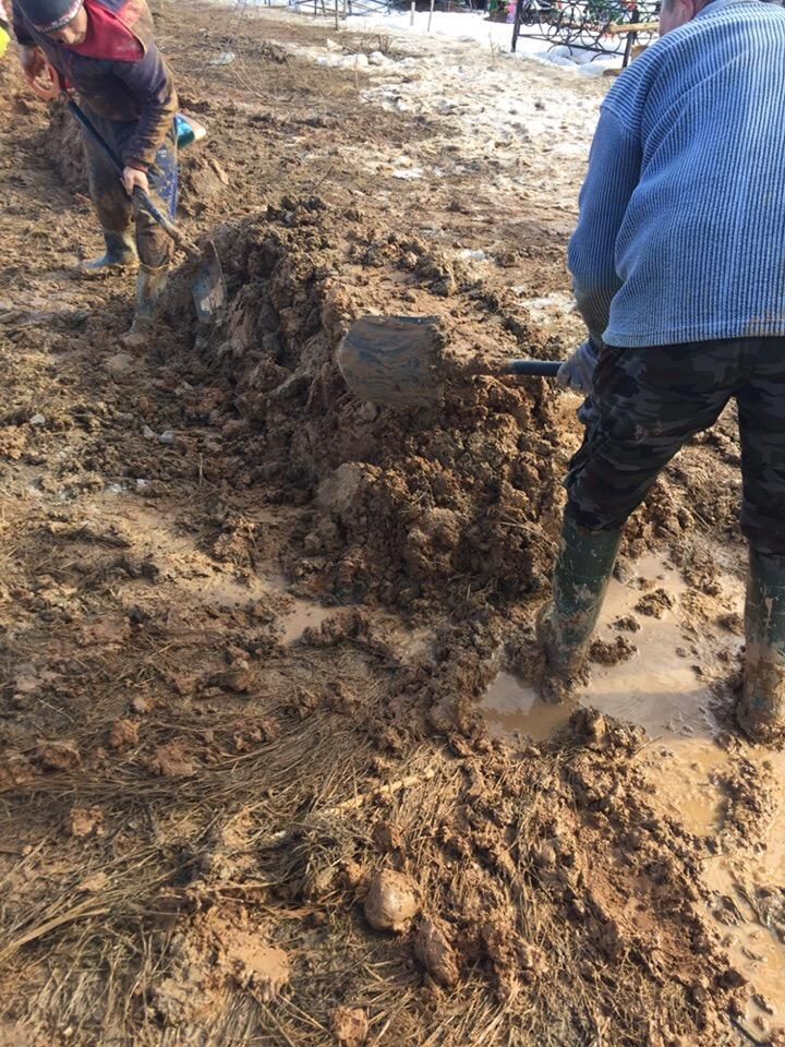 На кладбище Ржева покойников приходится хоронить среди болота