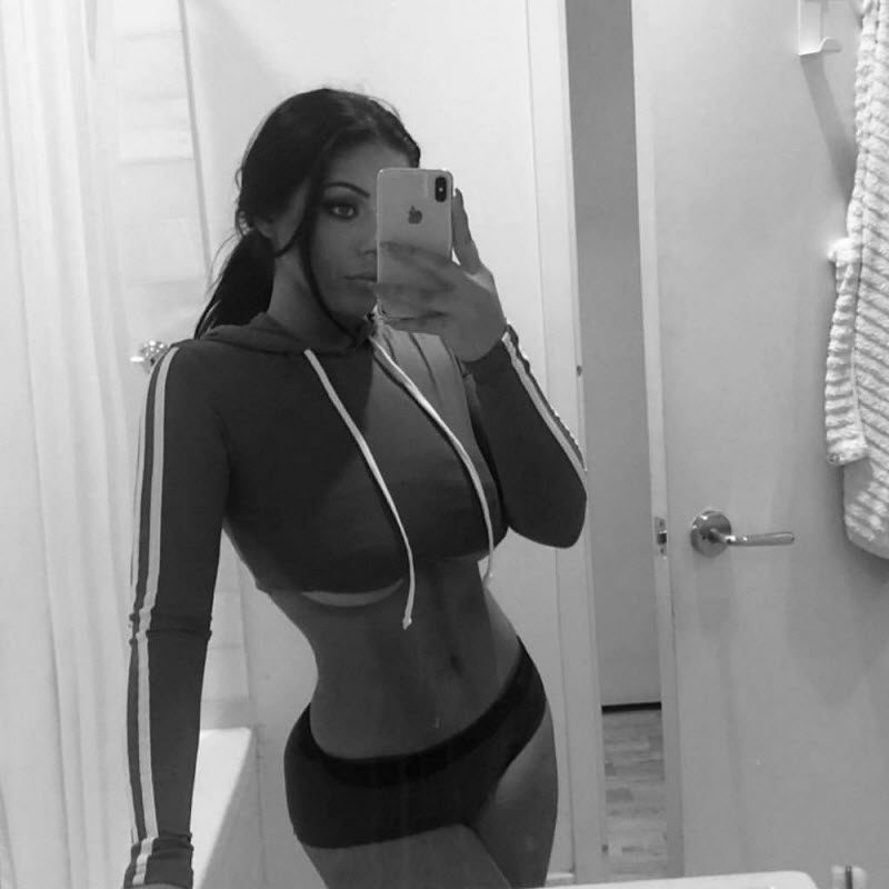 Underboob: девушки с полуобнаженной грудью