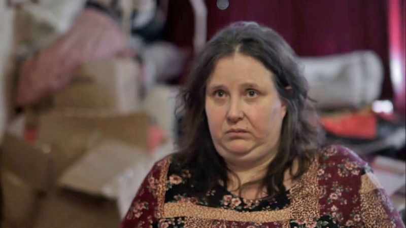 За 7 лет женщина очень сильно забила квартиру мусором