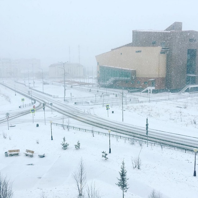 Зима близко. На пороге лета в Салехарде начался снегопад