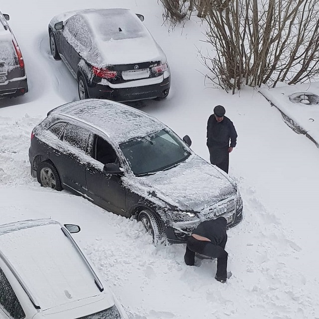 Зима близко. На пороге лета в Салехарде начался снегопад