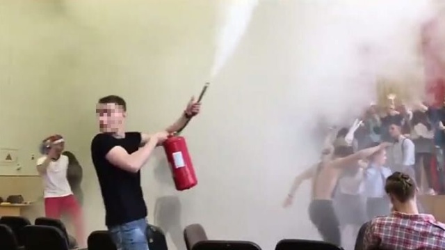 Во Владивостоке после скандальной вечеринки на последний звонок увольняется директор школы