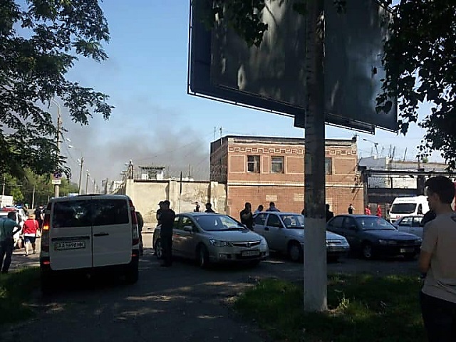 Из колонии в Одессе произошел массовый побег. Пятьсот человек забаррикадировалась, 15 сбежали (10 фото + видео) Из колонии в Одессе произошел массовый побег. Пятьсот человек забаррикадировалась, 15 сбежали (10 фото + видео)