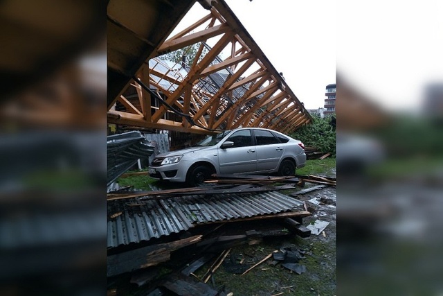 В Перми обрушился башенный кран. Очевидцы сняли падение на камеру