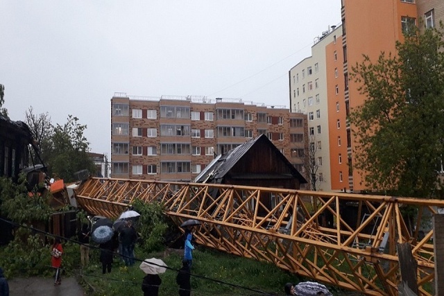 В Перми обрушился башенный кран. Очевидцы сняли падение на камеру