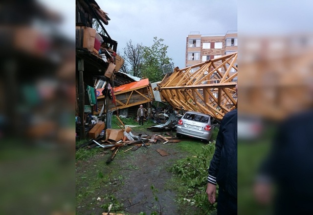 В Перми обрушился башенный кран. Очевидцы сняли падение на камеру